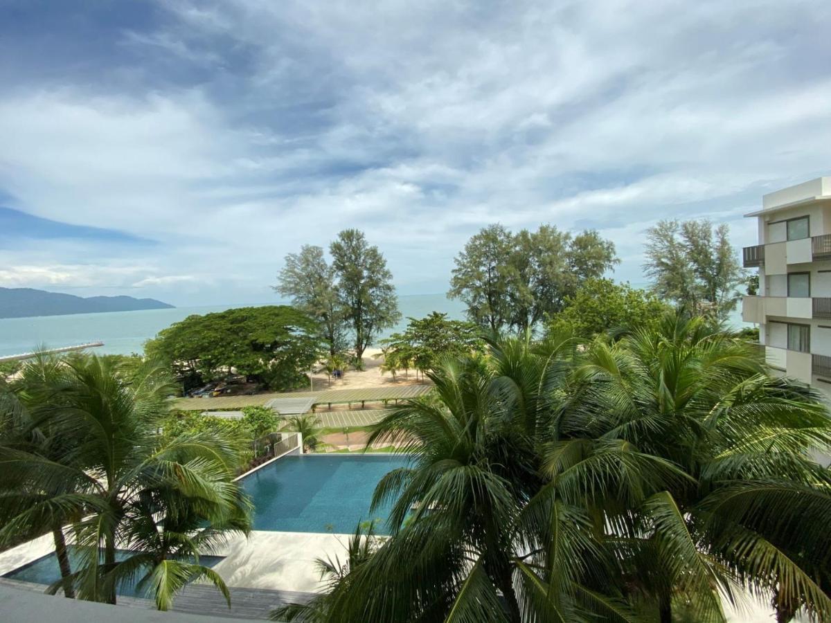 By The Sea@ Cozy Beachfront Home Batu Ferringhi Exterior photo