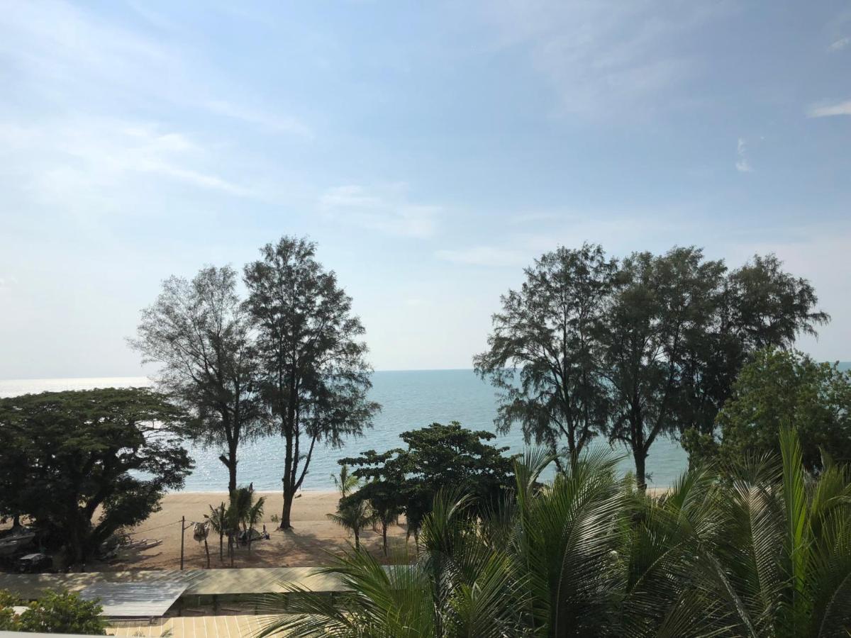 By The Sea@ Cozy Beachfront Home Batu Ferringhi Exterior photo