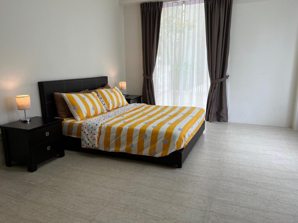 By The Sea@ Cozy Beachfront Home Batu Ferringhi Exterior photo