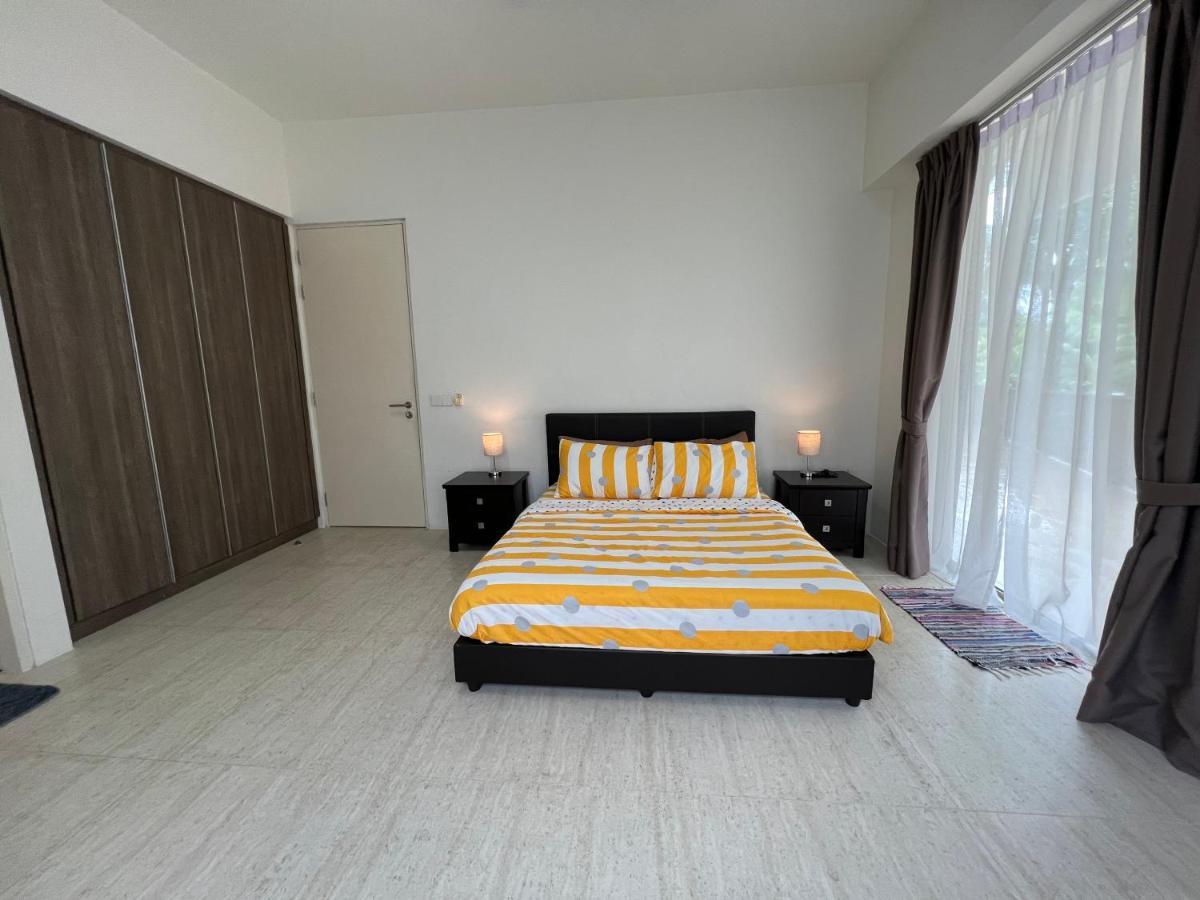 By The Sea@ Cozy Beachfront Home Batu Ferringhi Exterior photo