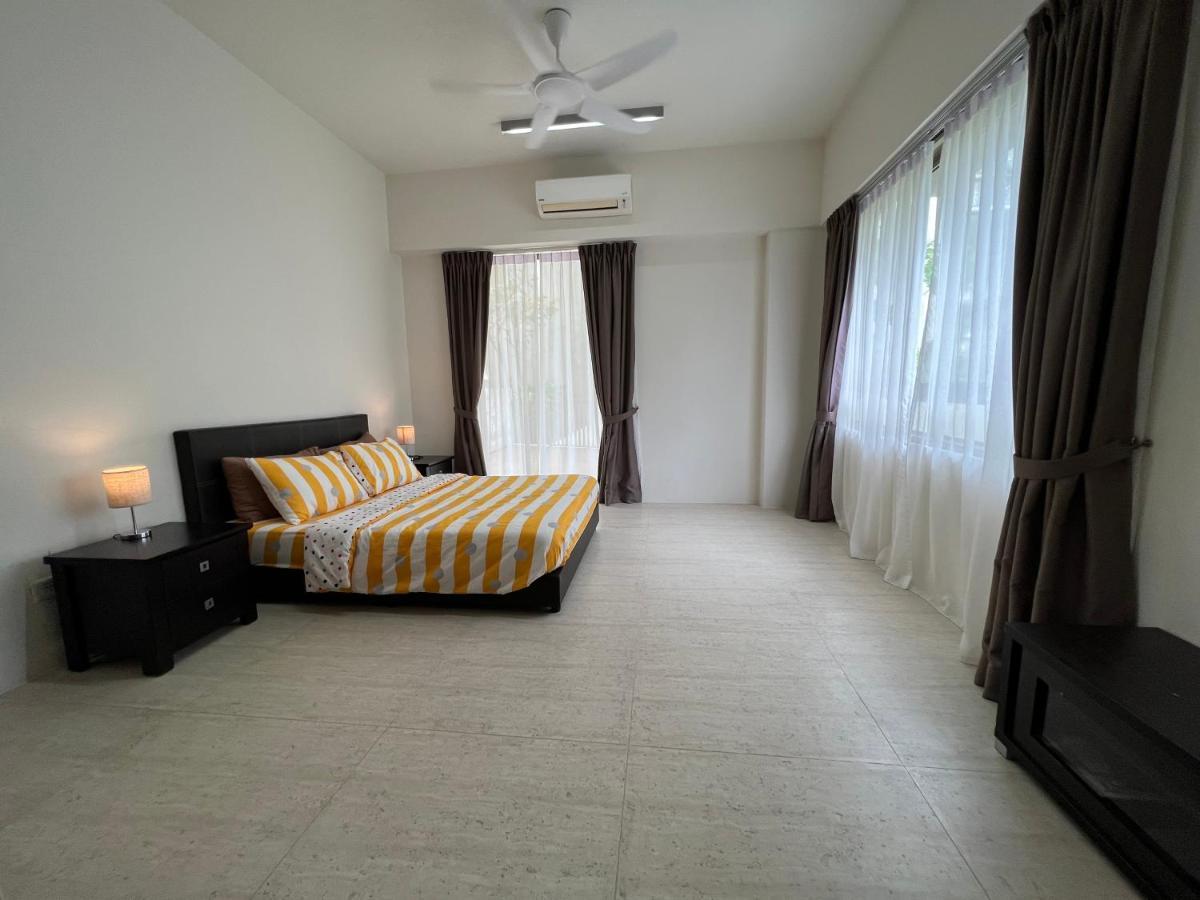 By The Sea@ Cozy Beachfront Home Batu Ferringhi Exterior photo