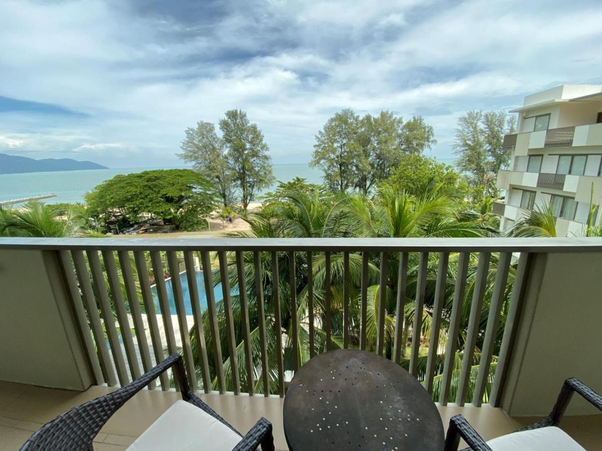 By The Sea@ Cozy Beachfront Home Batu Ferringhi Exterior photo