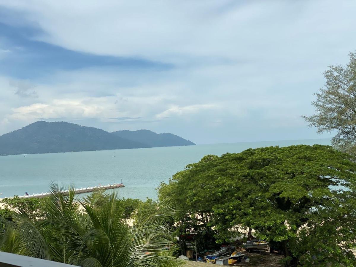 By The Sea@ Cozy Beachfront Home Batu Ferringhi Exterior photo