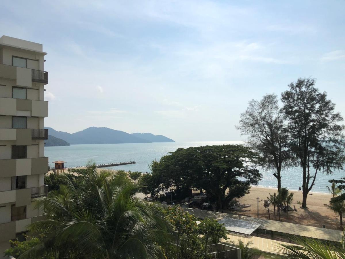 By The Sea@ Cozy Beachfront Home Batu Ferringhi Exterior photo
