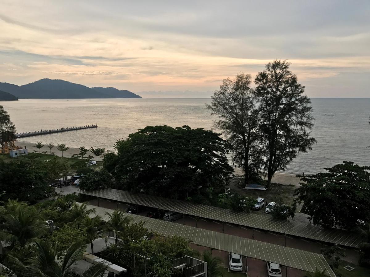 By The Sea@ Cozy Beachfront Home Batu Ferringhi Exterior photo