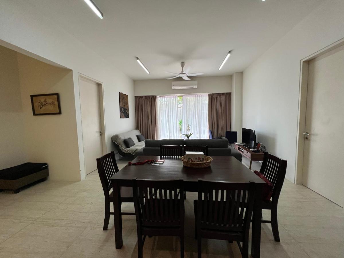 By The Sea@ Cozy Beachfront Home Batu Ferringhi Exterior photo