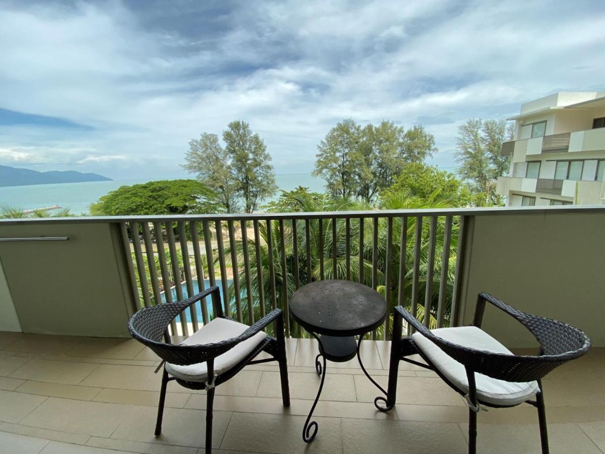 By The Sea@ Cozy Beachfront Home Batu Ferringhi Exterior photo