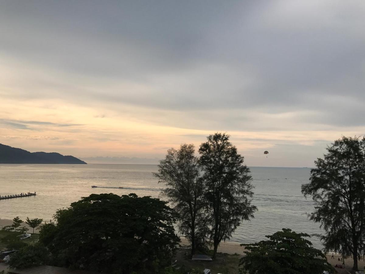 By The Sea@ Cozy Beachfront Home Batu Ferringhi Exterior photo