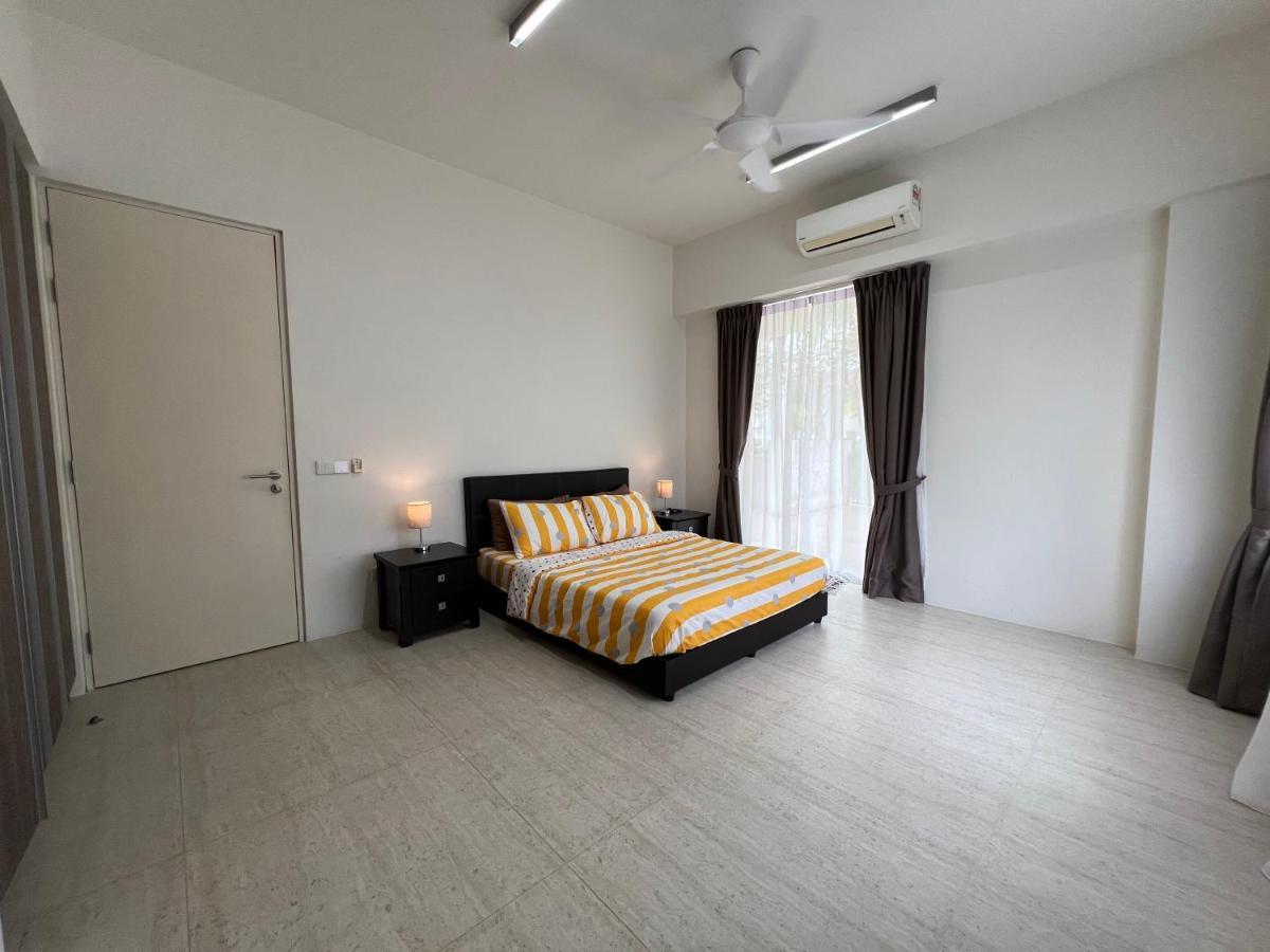 By The Sea@ Cozy Beachfront Home Batu Ferringhi Exterior photo