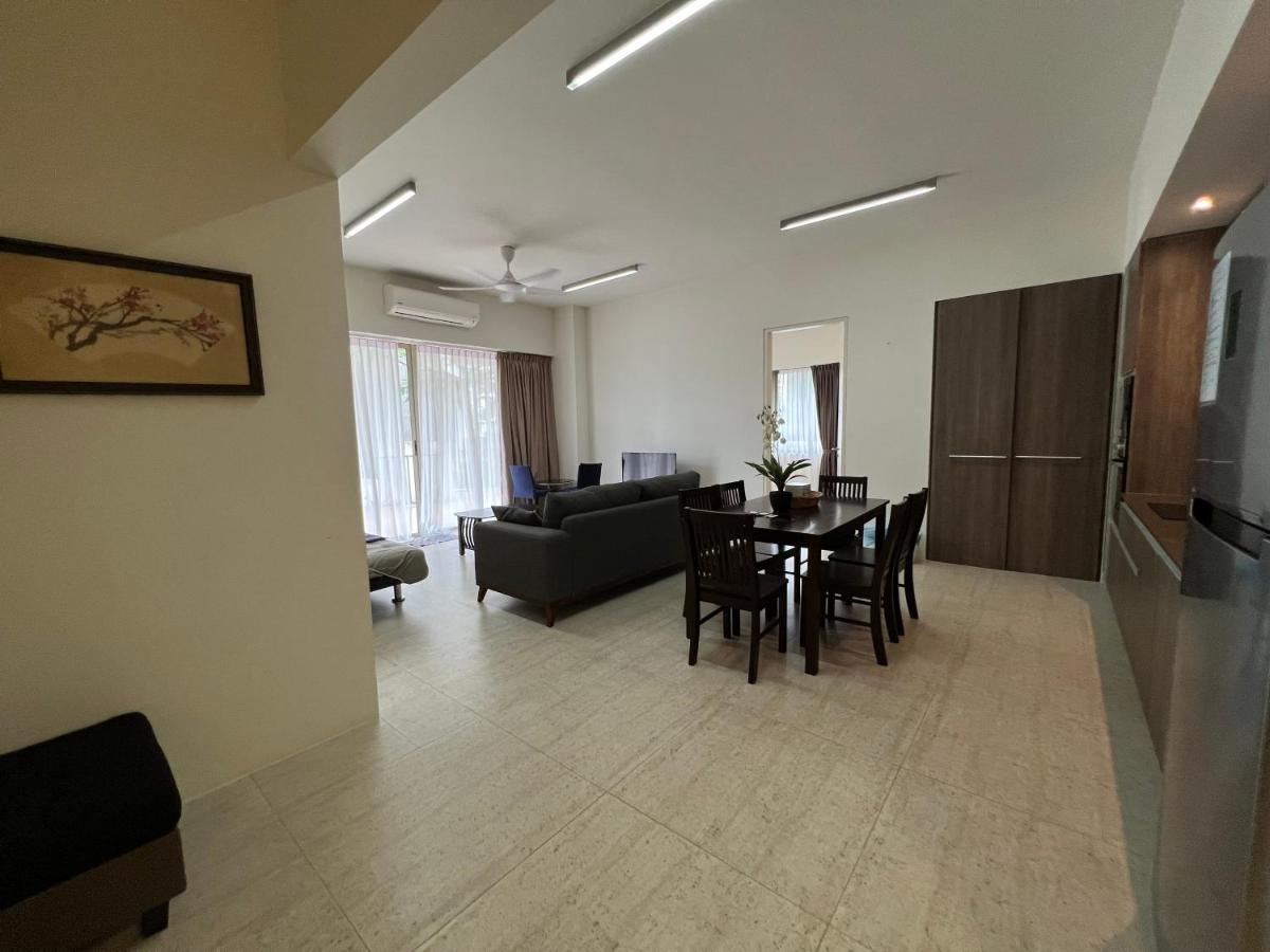 By The Sea@ Cozy Beachfront Home Batu Ferringhi Exterior photo